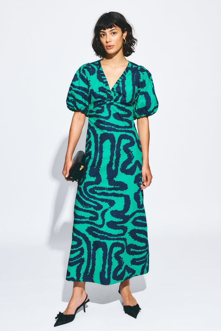 Groene multicolour poplin jurk met golvende patronen van POM Amsterdam, stijlvolle en luchtige jurk voor elke gelegenheid.