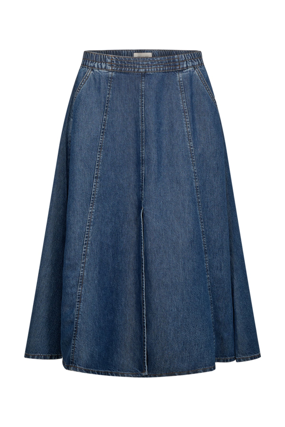 Medium blauwe denim rok van Freequent met rechte snit en modieuze uitstraling, gedragen door model op straat.
