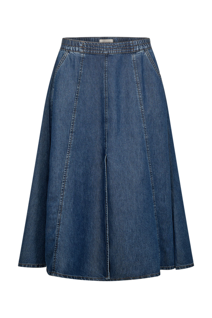 Medium blauwe denim rok van Freequent met rechte snit en modieuze uitstraling, gedragen door model op straat.