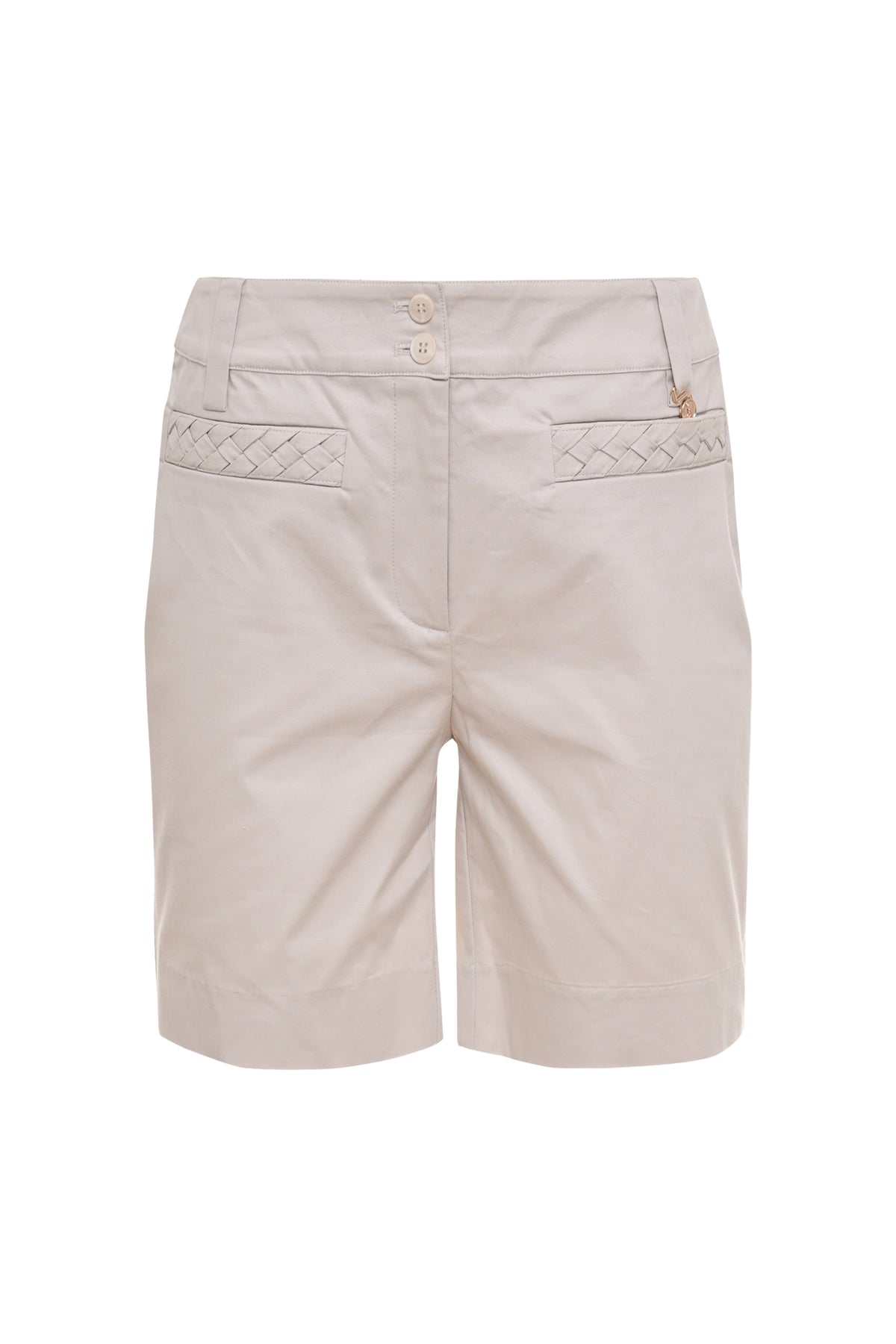 Lichte zandkleurige short Thannie van Maicazz & Zizo, casual en comfortabel, gedragen door een model.