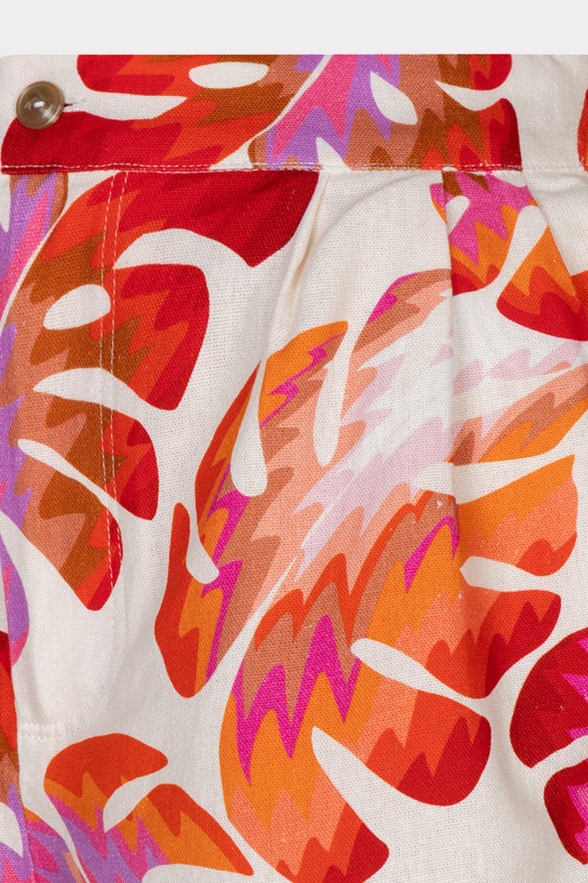 Lichte korte broek van EsQualo met print, model Wonders Print HS26.10208, gedragen door een persoon, binnen.