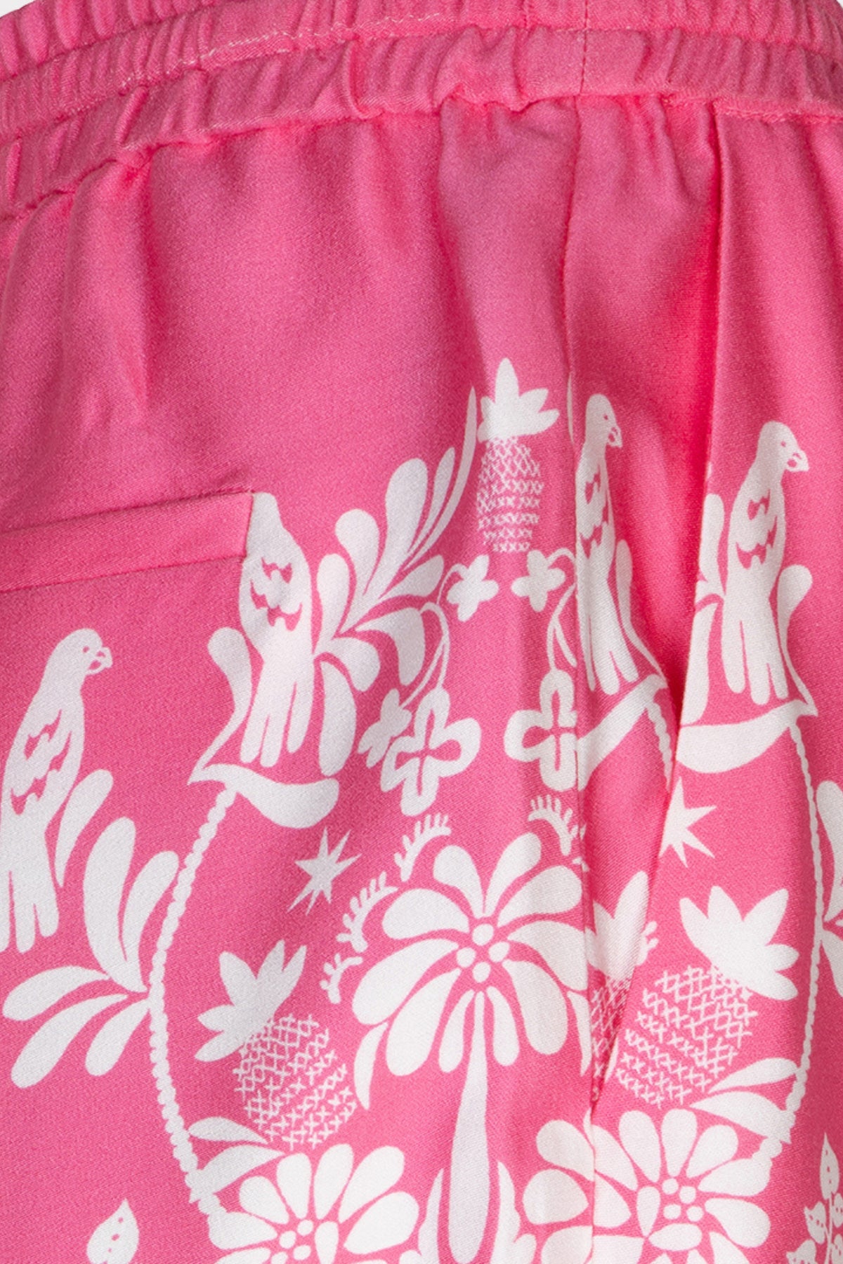Zwarte broek van EsQualo met een opvallende Paradise-print, stijlvolle en comfortabele damesbroek.