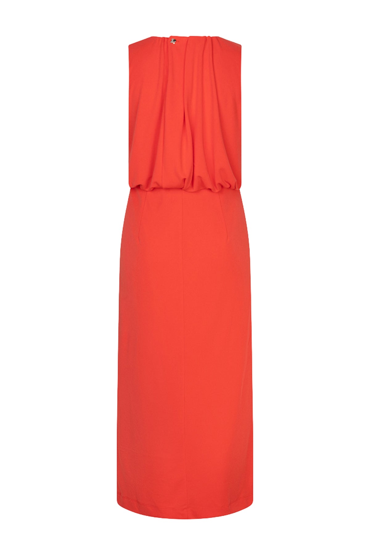Roze feestjurk van EsQualo met elegante snit, geschikt voor speciale gelegenheden, met verfijnde details en vloeiende stof.