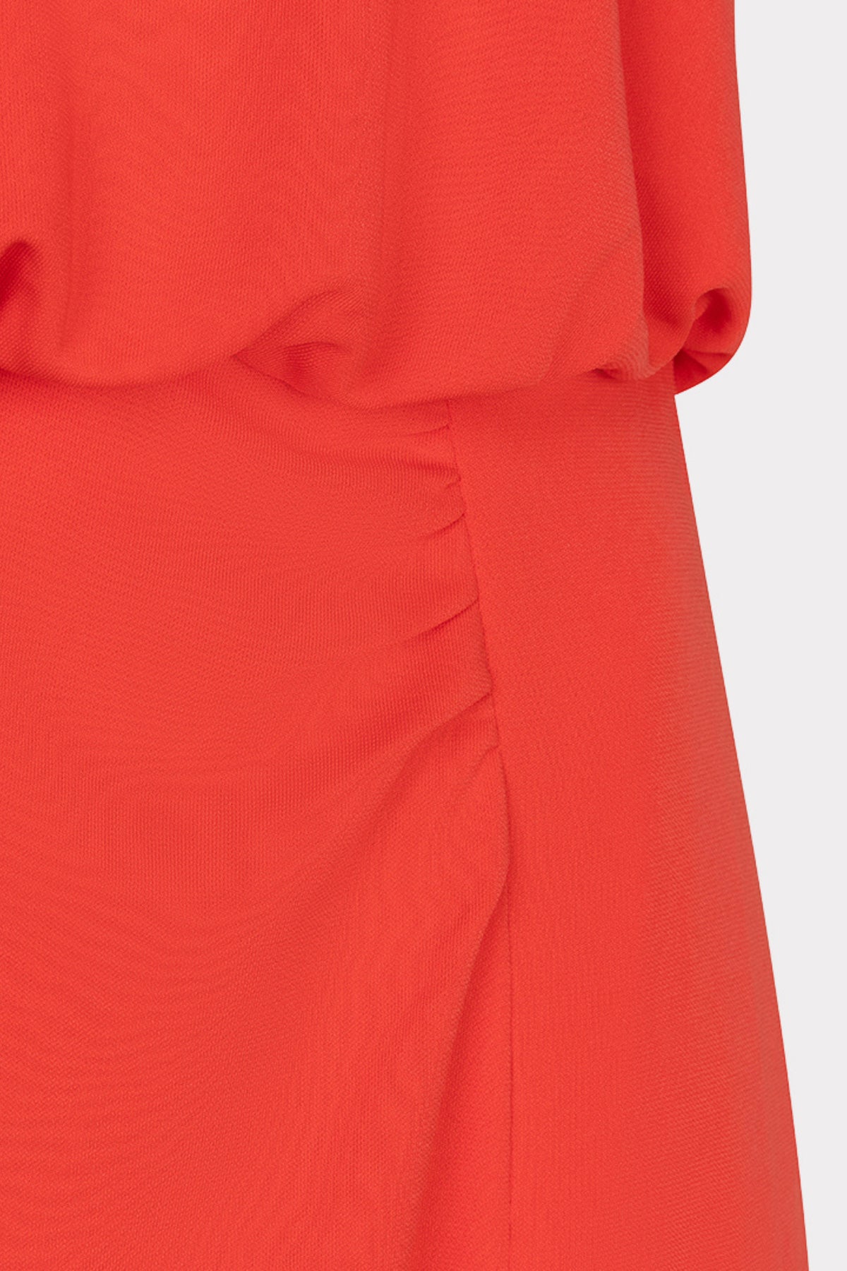 Elegante rode jurk van EsQualo met opvallende details, geschikt voor feestelijke gelegenheden en speciale bijeenkomsten.
