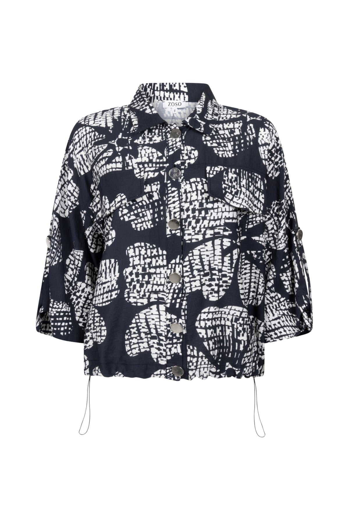Blouse Holly Navy van Zoso, donkerblauwe blouse met lange mouwen en knoopsluiting, gedragen door een model.
