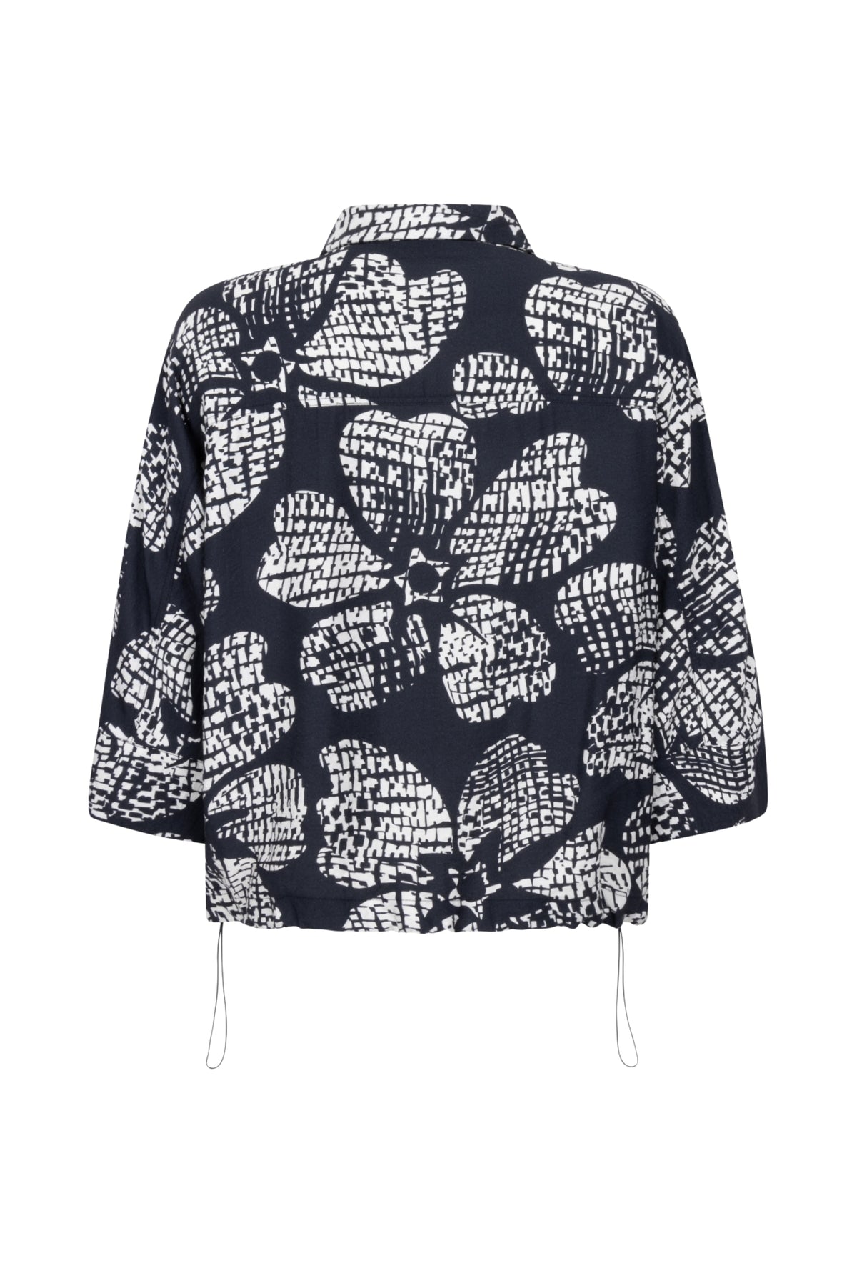 Blouse Holly Navy van Zoso, donkerblauwe damesblouse met knoopsluiting en lange mouwen, op een witte achtergrond.