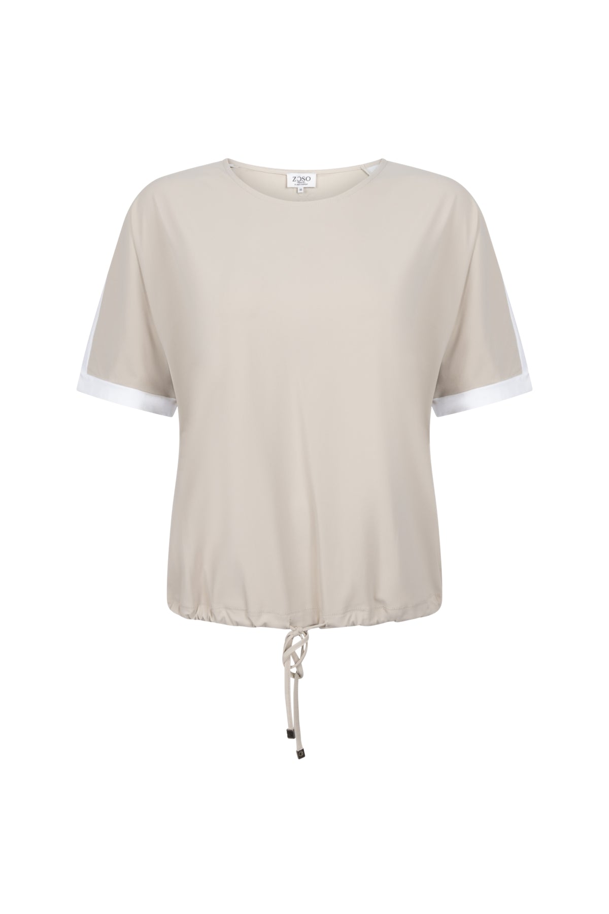 Zoso Travel blouse Lisanne Sand, elegante lichtgewicht top met lange mouwen en subtiele details, geschikt voor reizen en dagelijks gebruik.