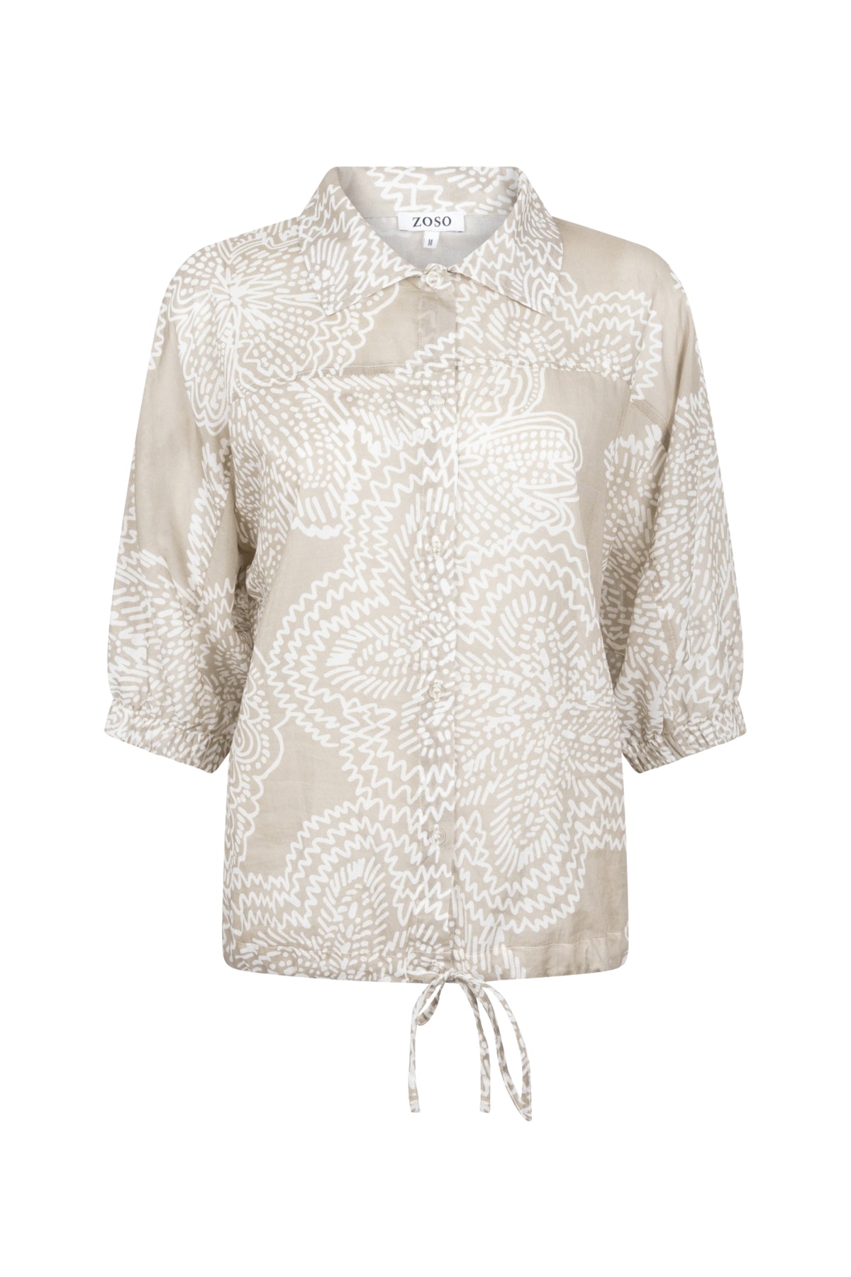 Zoso blouse Luca Sage 262, groene blouse met lange mouwen en knoopsluiting, gedragen door een model.