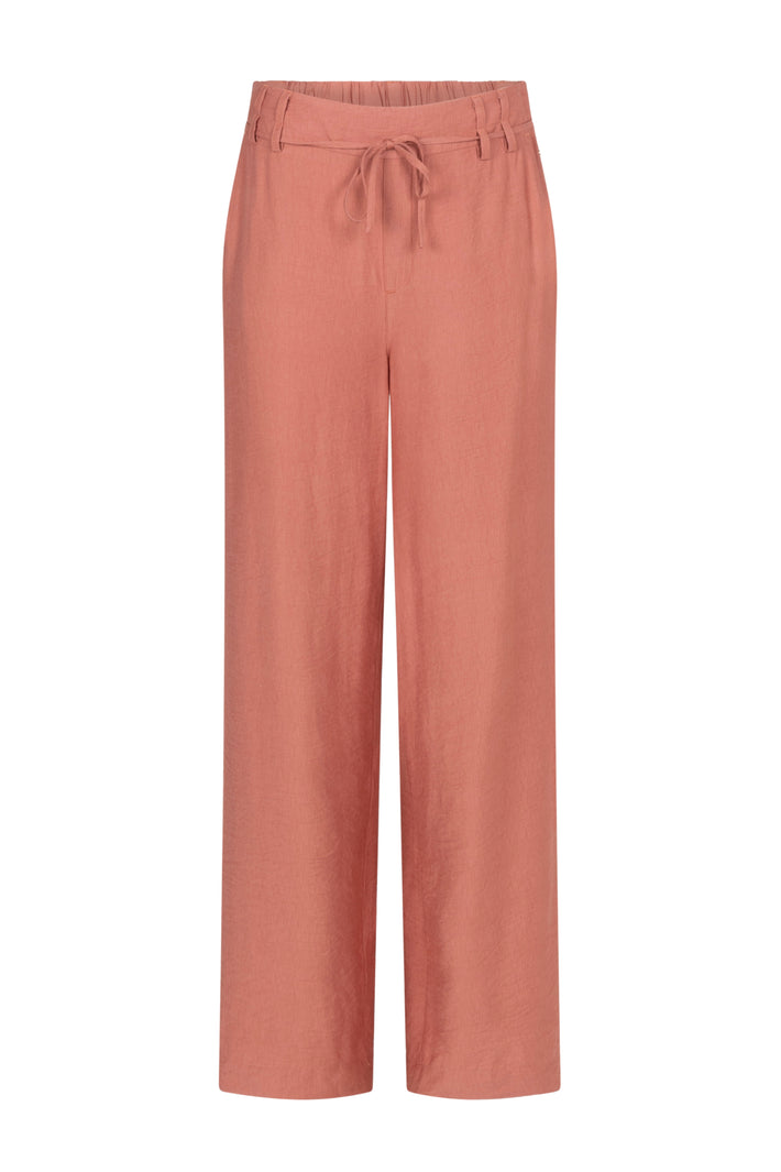Lichte dusty roze brede broek met wijde pijpen en riem van Tramontana, geschikt voor casual en formele gelegenheden.