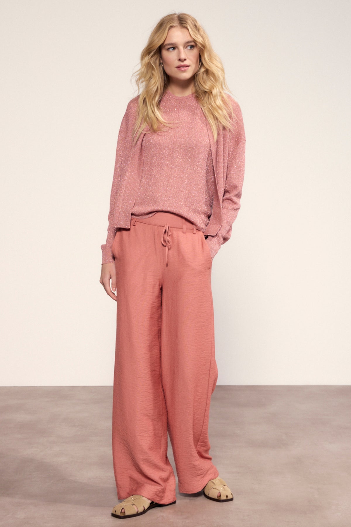 Witte brede broek met wijde pijpen en riem, door Tramontana, Dusty Rose kleur, stijlvolle damesmode.