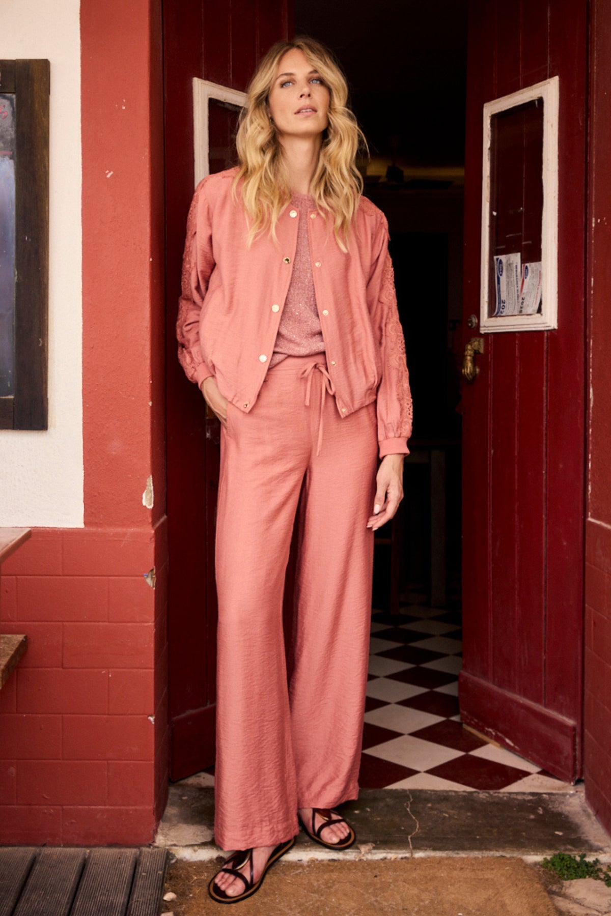 Witte wide leg broek van Tramontana met riem en Dusty Rose kleur, getoond op een model.