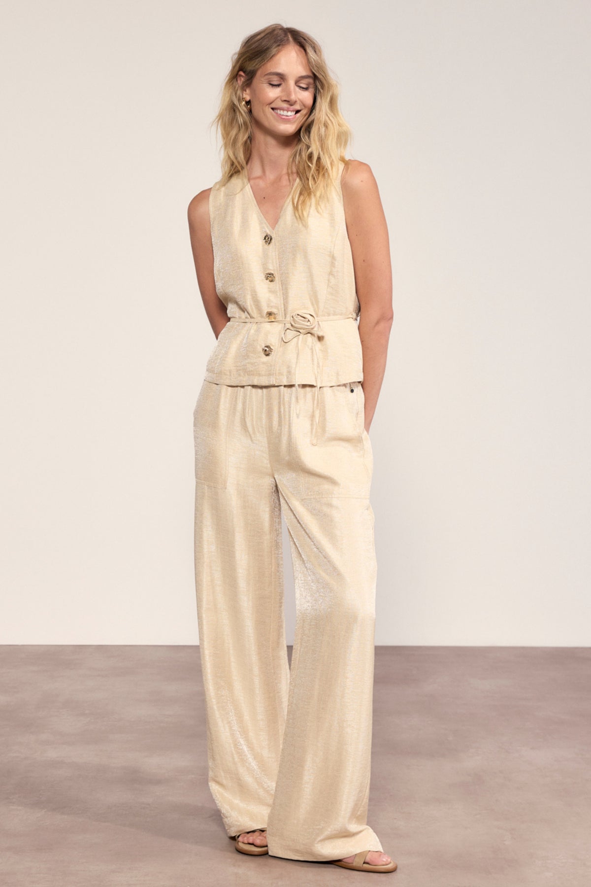 Leuk shimmer gilet met bloemprint en riem van Tramontana, in zachte kleuren en elegante stijl.