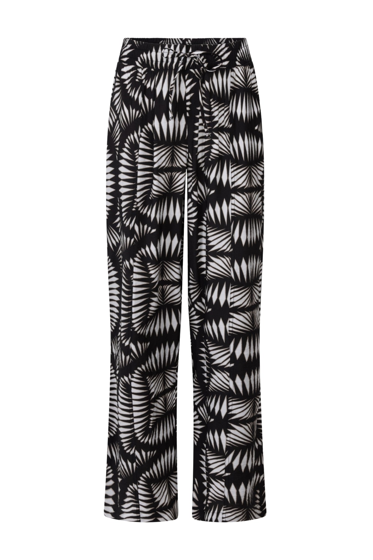 Zoso Juul Black Sand broek met rechte snit en tailleband, gedragen door een model op een lichte achtergrond.