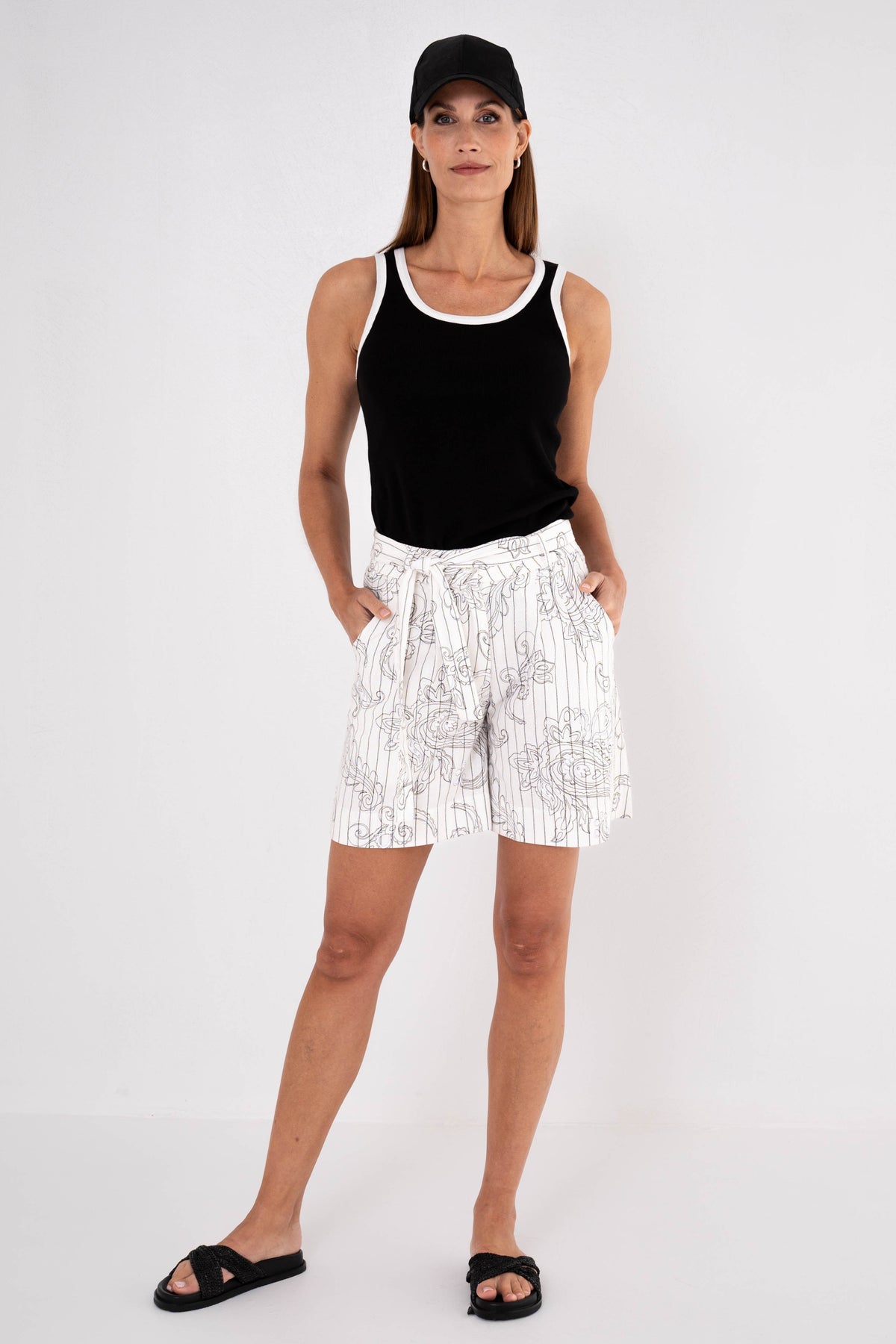 Zwarte Nocy Short met paisleipatroon van Maicazz & Zizo, elegante en comfortabele dameskleding met zwart en wit design.