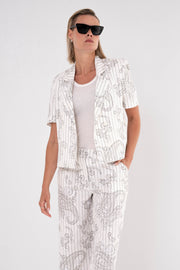 Zwarte paisley jas Tanner van Maicazz & Zizo, getailleerd en modieus, afgebeeld op model.