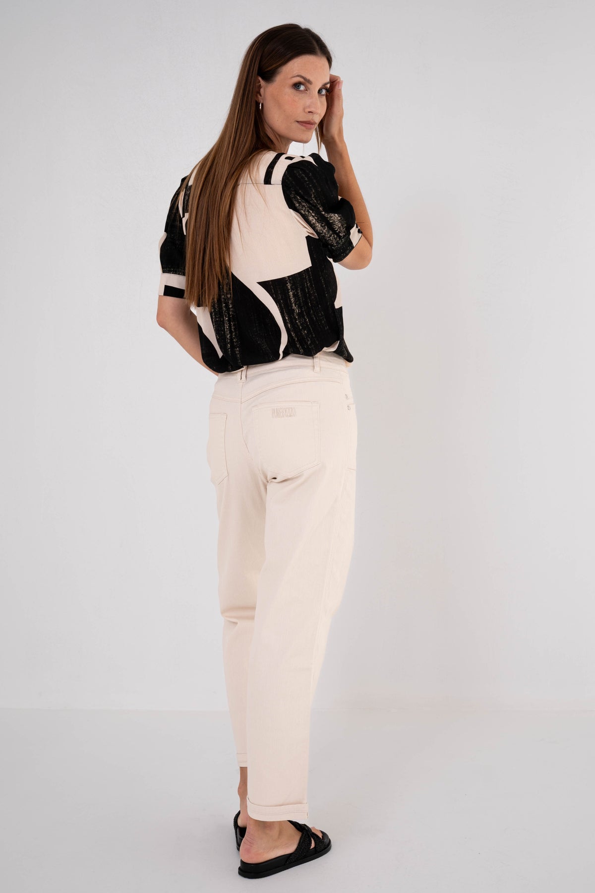 Lichte zandkleurige Trichet broek van Maicazz & Zizo, comfortabele pasvorm en stijlvolle casual look.
