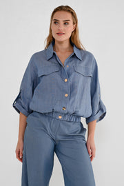 Blauwe jeans jas Tatiana van Maicazz & Zizo, casual jack met ritssluiting en zakken, gedragen door een model.