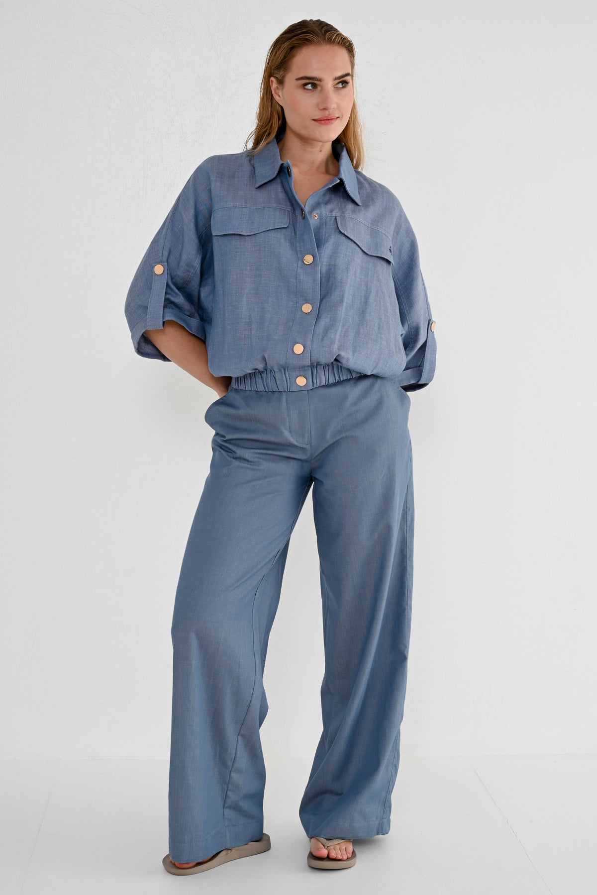 Blauwe jeansjack van Maicazz & Zizo met stijlvolle pasvorm en modieuze details, gedragen door een model.
