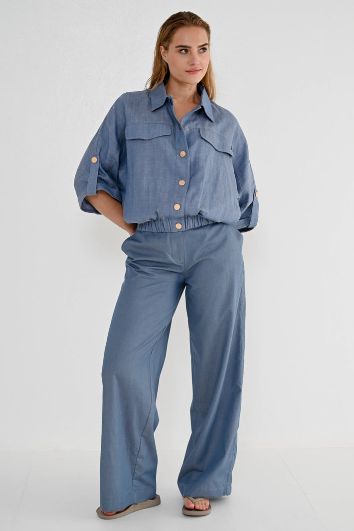 Blauwe jeansjack van Maicazz & Zizo met stijlvolle pasvorm en modieuze details, gedragen door een model.