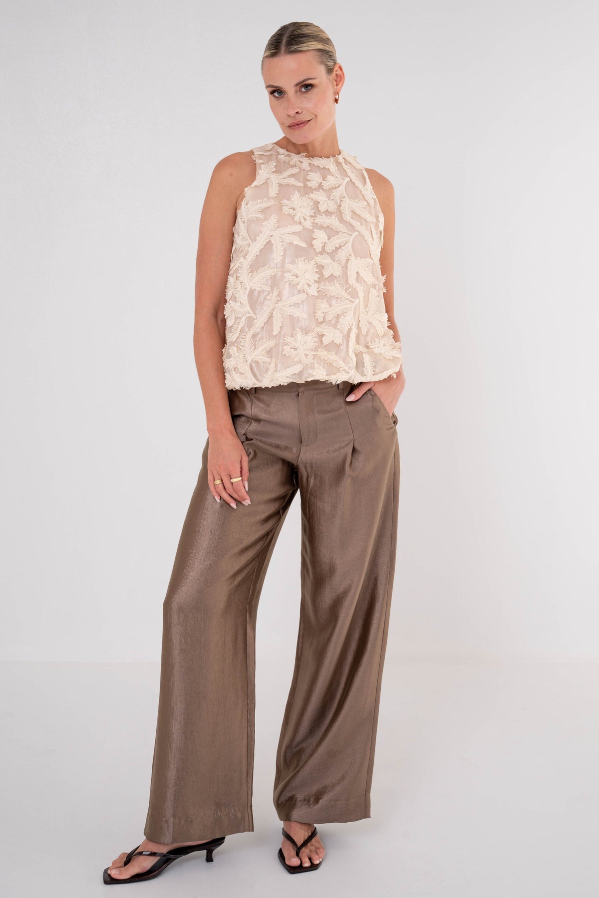 Zandkleurige Hester Clay broek van Maicazz & Zizo, casual model met comfortabele pasvorm en stijlvolle uitstraling.
