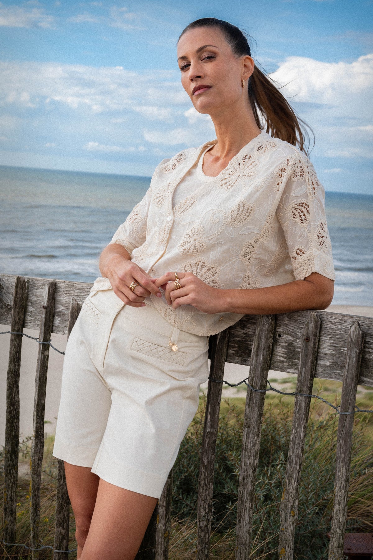 Lichte zandkleurige short Thannie van Maicazz & Zizo, casual en comfortabel voor zomerse dagen.