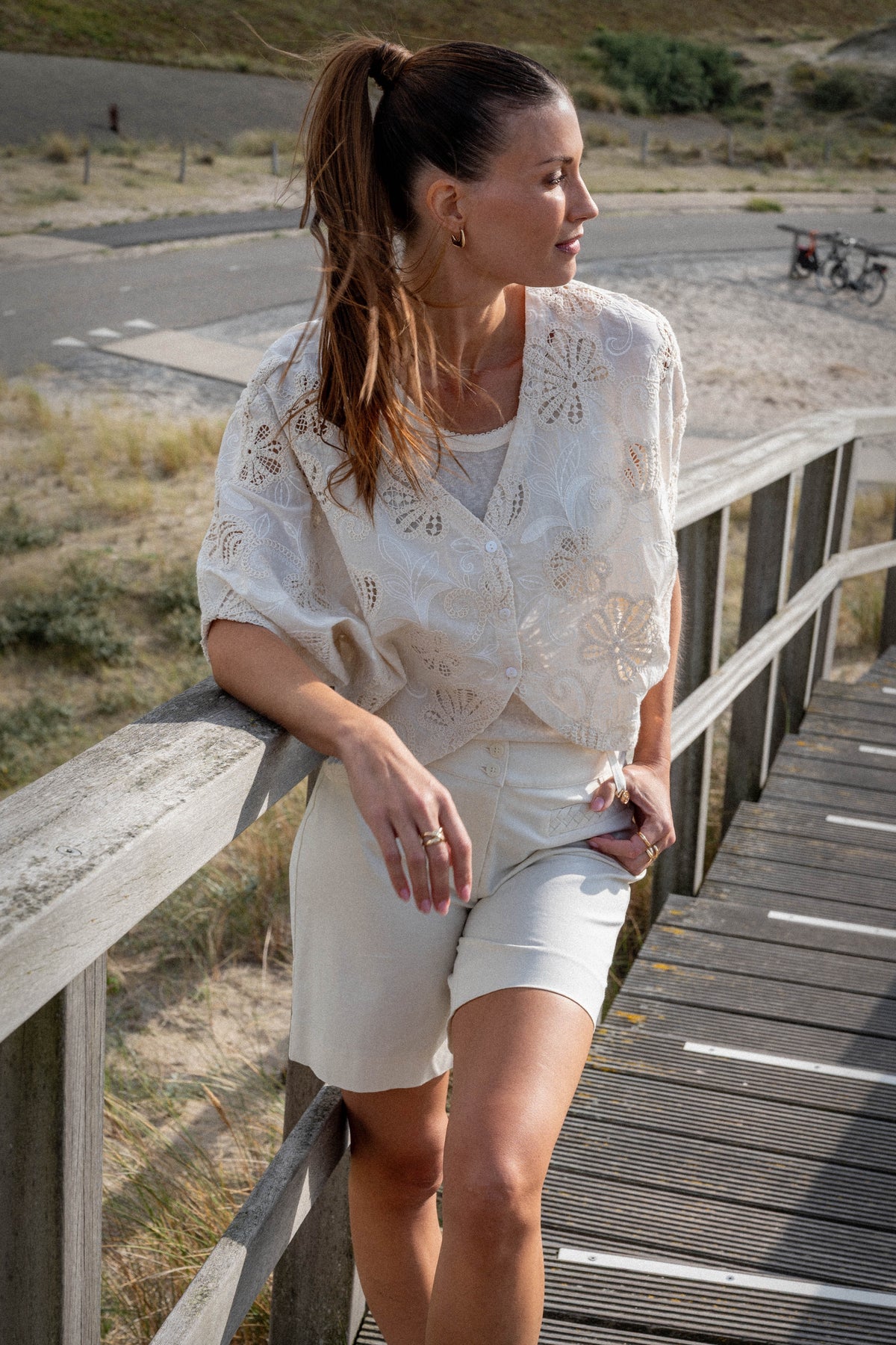 Lichte sandkleurige short van Maicazz & Zizo, casual stijl, perfect voor zomerse outfits, met een comfortabele pasvorm.