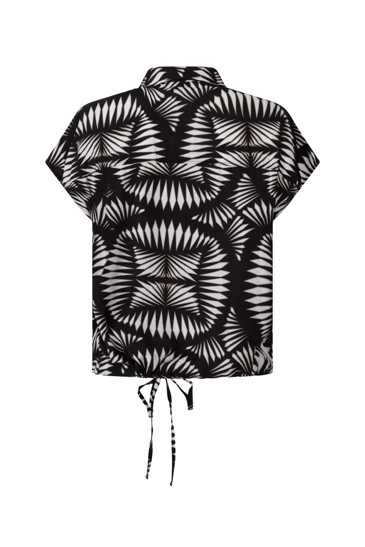 Zoso blouse Melanie Black Sand 263, zwarte damesblouse met losse pasvorm en stijlvolle details, zichtbaar op de foto.