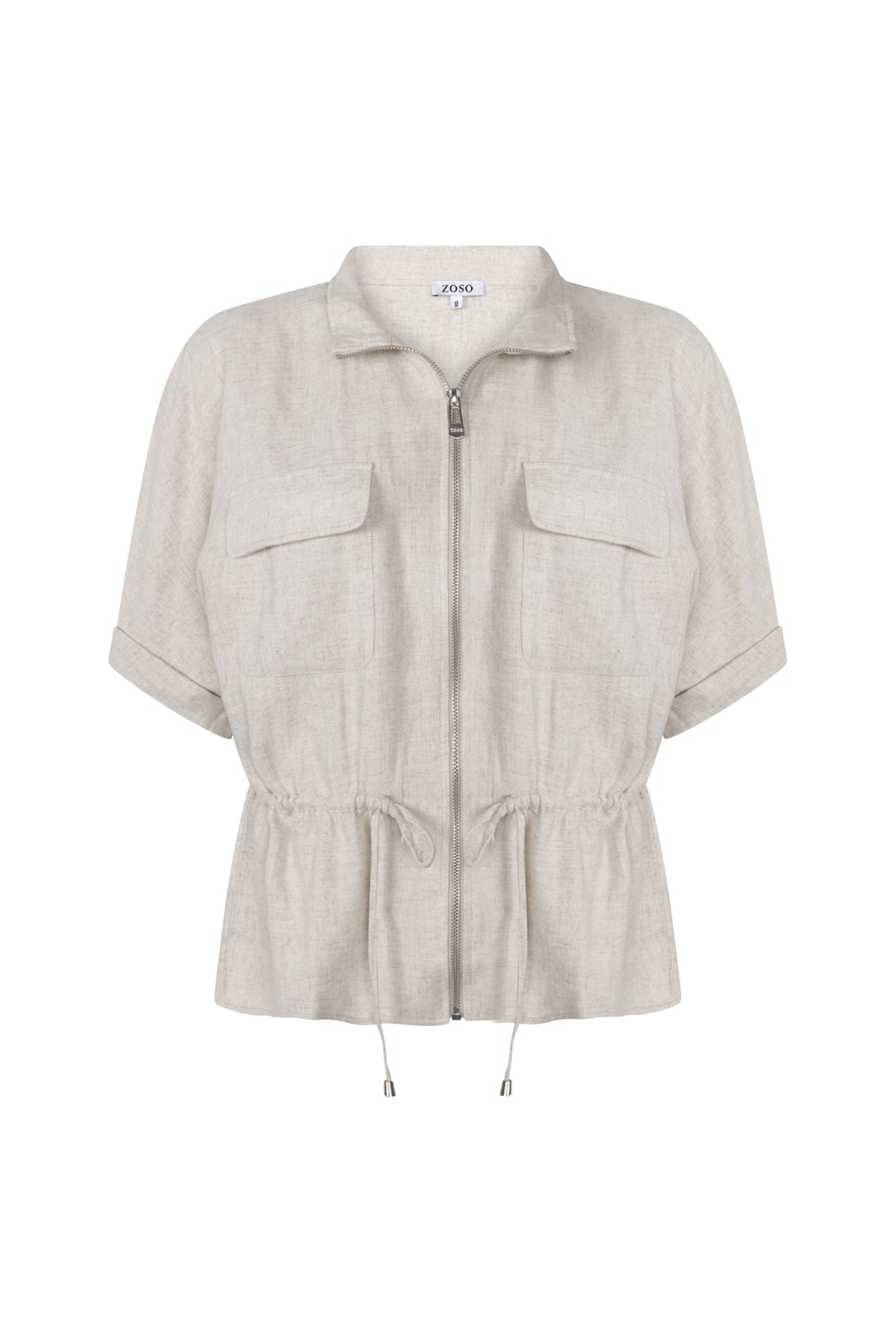 Zoso Vivian beige blouse met lange mouwen en knoopsluiting, gedragen door een model.