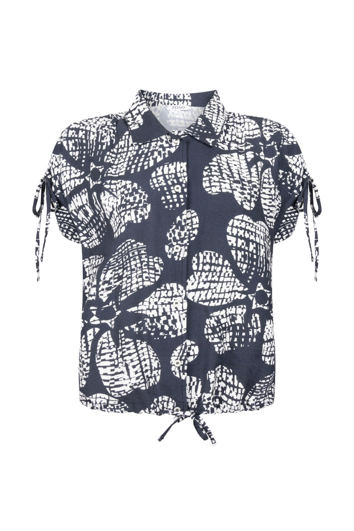 Navy blauwe blouse Charly van Zoso, met knopen en lange mouwen, gedragen door een model op een lichte achtergrond.