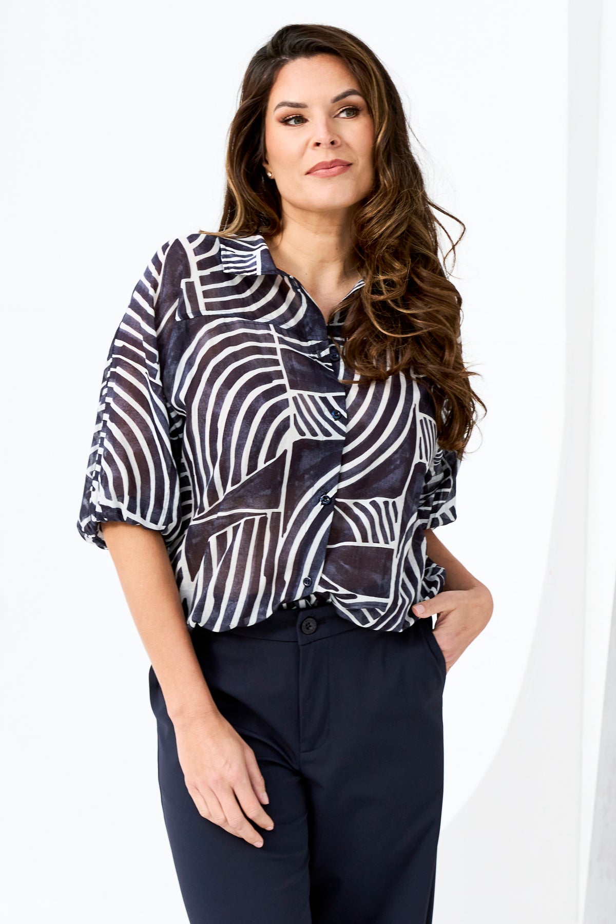Blouse Coline Navy van Zoso, met lange mouwen en elegante pasvorm, zichtbaar op de afbeelding.