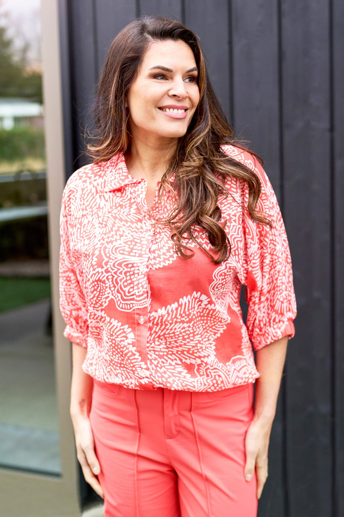 Lichte coralkleurige blouse Luca van Zoso met ronde hals en lange mouwen, gedragen door een model.