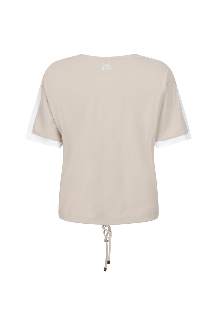 Zoso Travel blouse Lisanne Sand, lichte katoenen top met stijlvolle pasvorm en zandkleur, geschikt voor reizen en dagelijkse uitstraling.