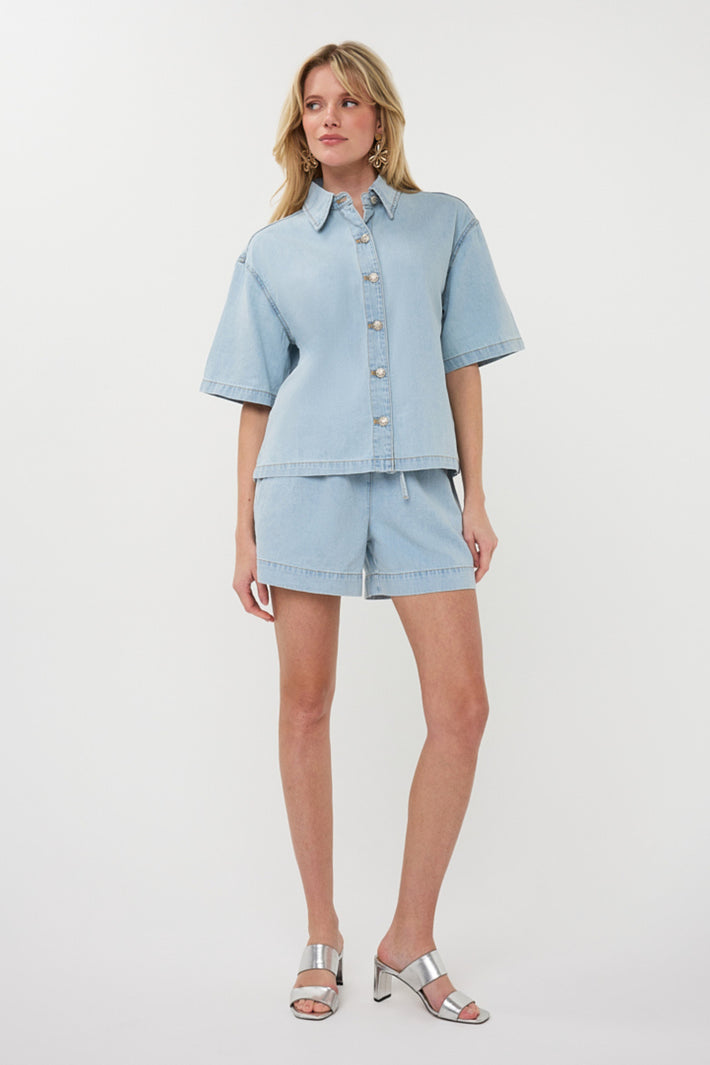 Blouse van lichtblauwe denim jeans van EsQualo, kort model met casual pasvorm en modieuze uitstraling.