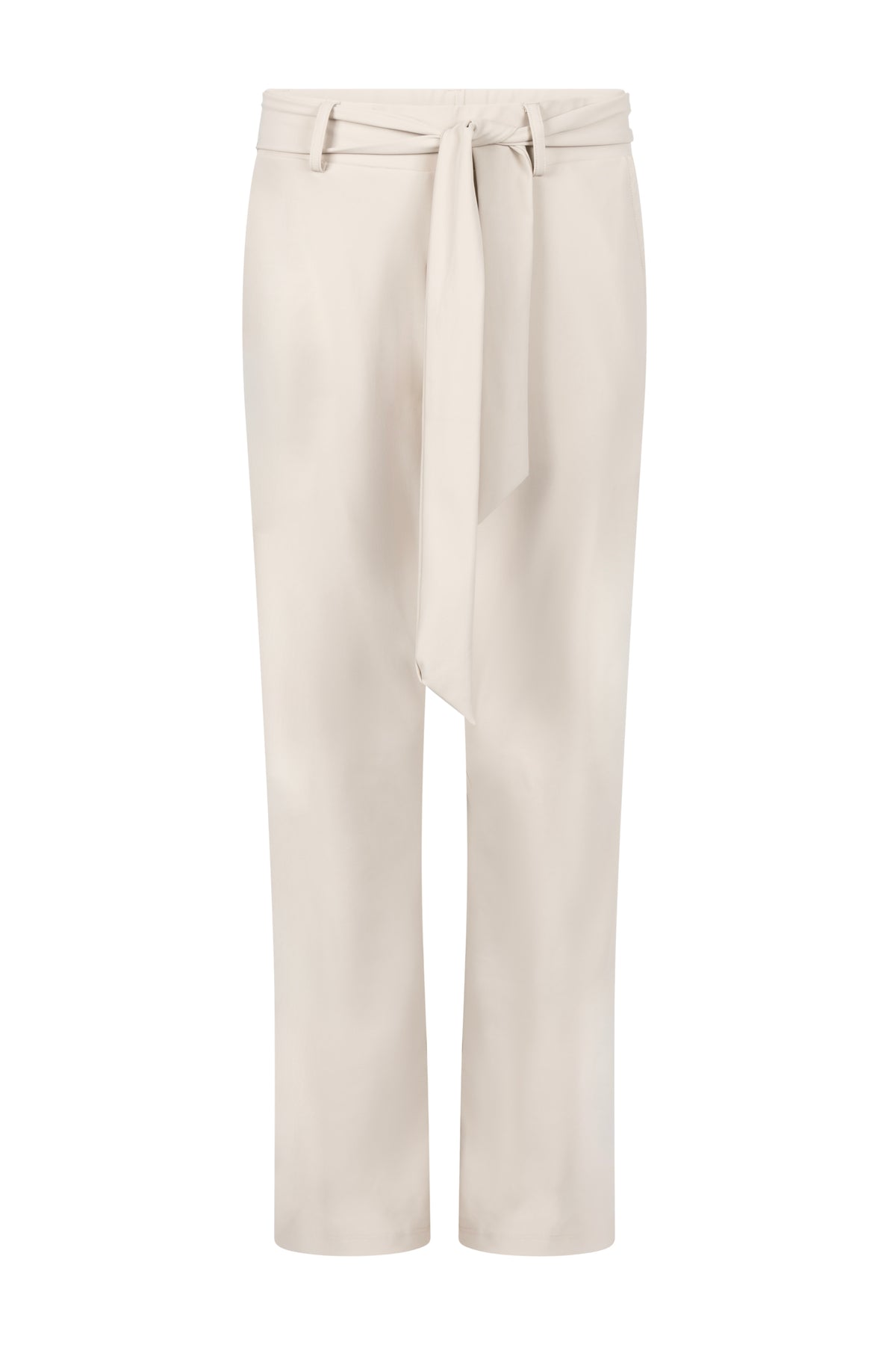 Zoso Travel Broek Belle Sand, lichtgewicht en comfortabel, getoond in een natuurlijke houding op een witte achtergrond.