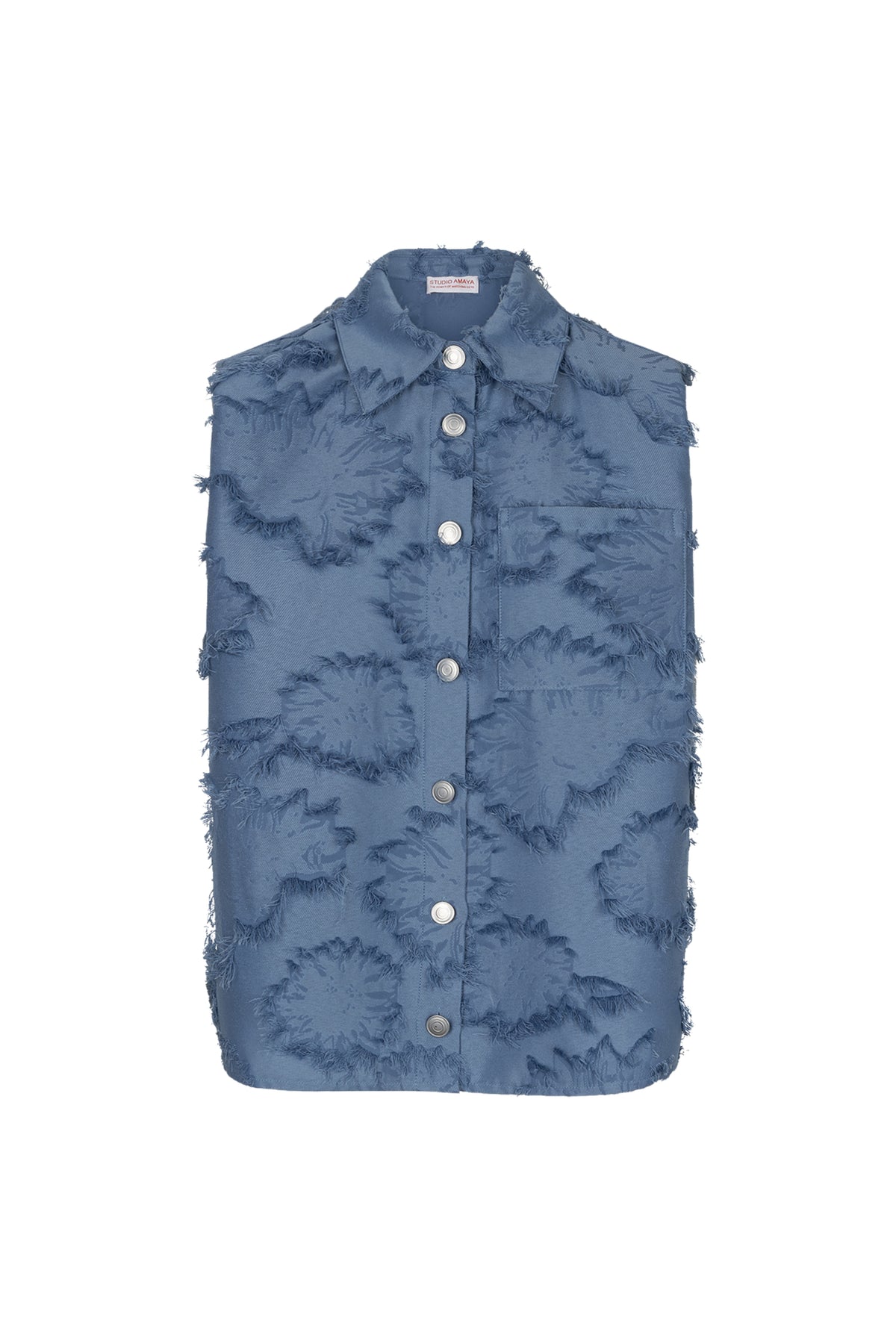 Blouse Storm Blue van Studio Amaya, lichtblauwe blouse met elegante pasvorm en lange mouwen, geschikt voor casual en zakelijke outfits