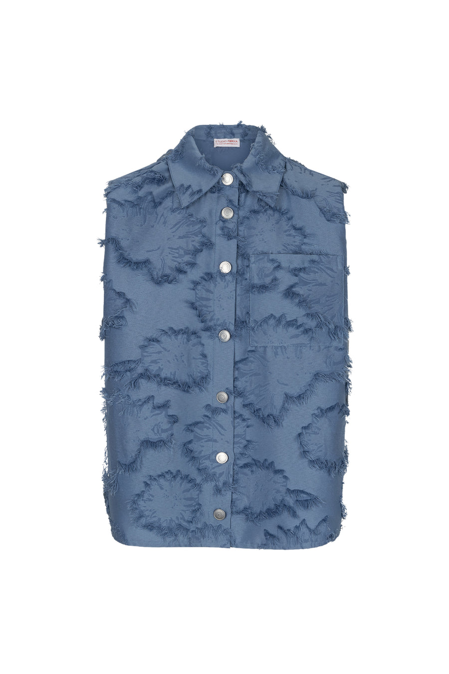 Blouse Storm Blue van Studio Amaya, lichtblauwe blouse met elegante pasvorm en lange mouwen, geschikt voor casual en zakelijke outfits