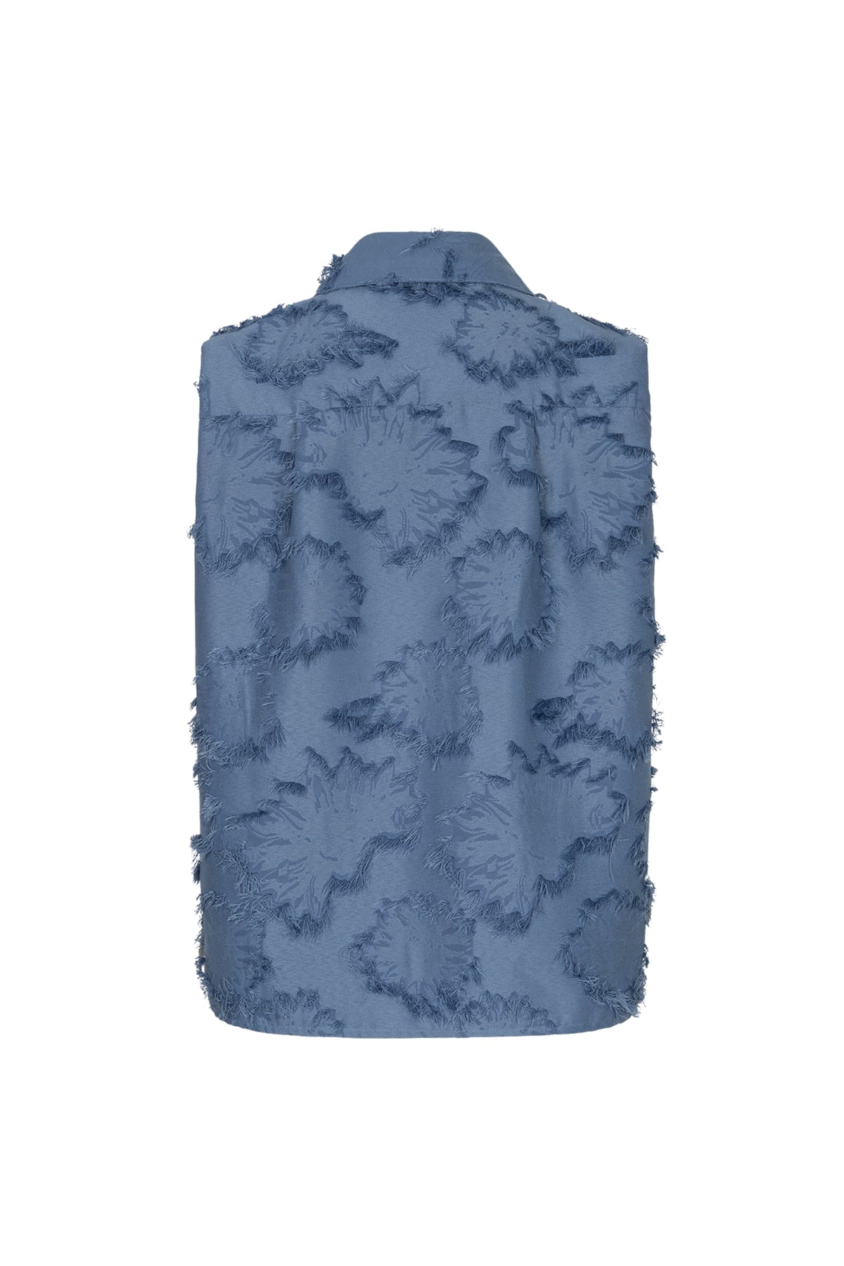 Blouse Storm Blue van Studio Amaya, donkerblauwe top met lange mouwen en losse pasvorm, hangend aan een kapstok.
