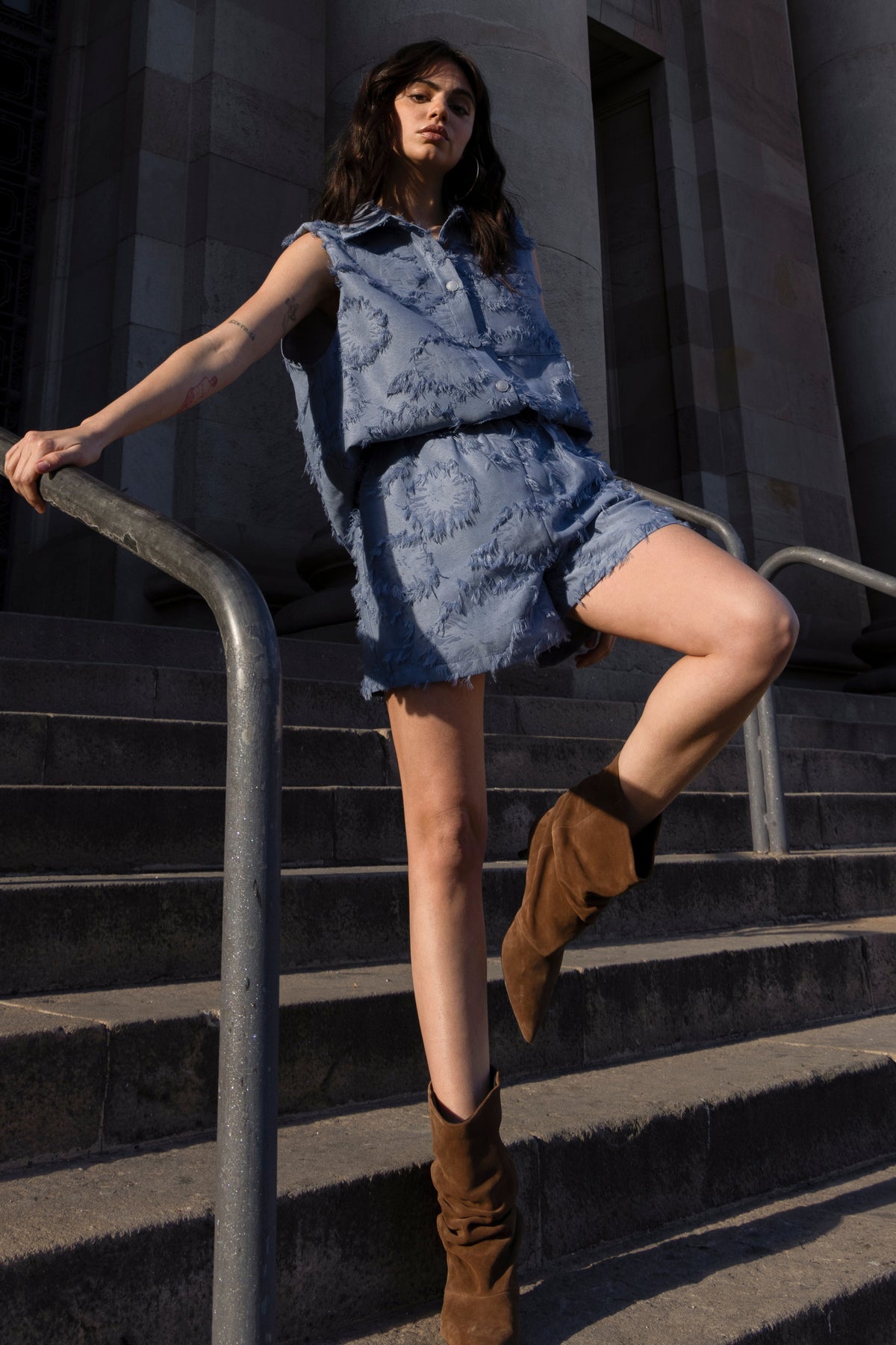 Blouse Storm Blue van Studio Amaya, lichtgewicht en stijlvol met lange mouwen en ronde hals, gedragen door een model.