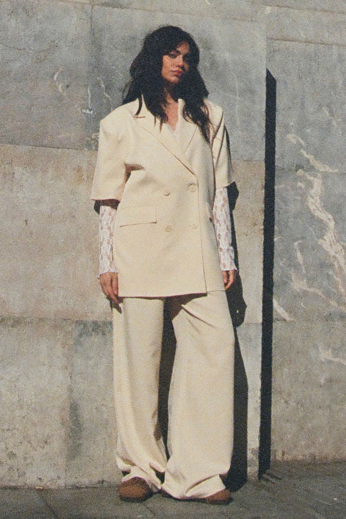 Beige Jackie broek van Studio Amaya met rechte snit en comfortabele pasvorm, gedragen door een model.