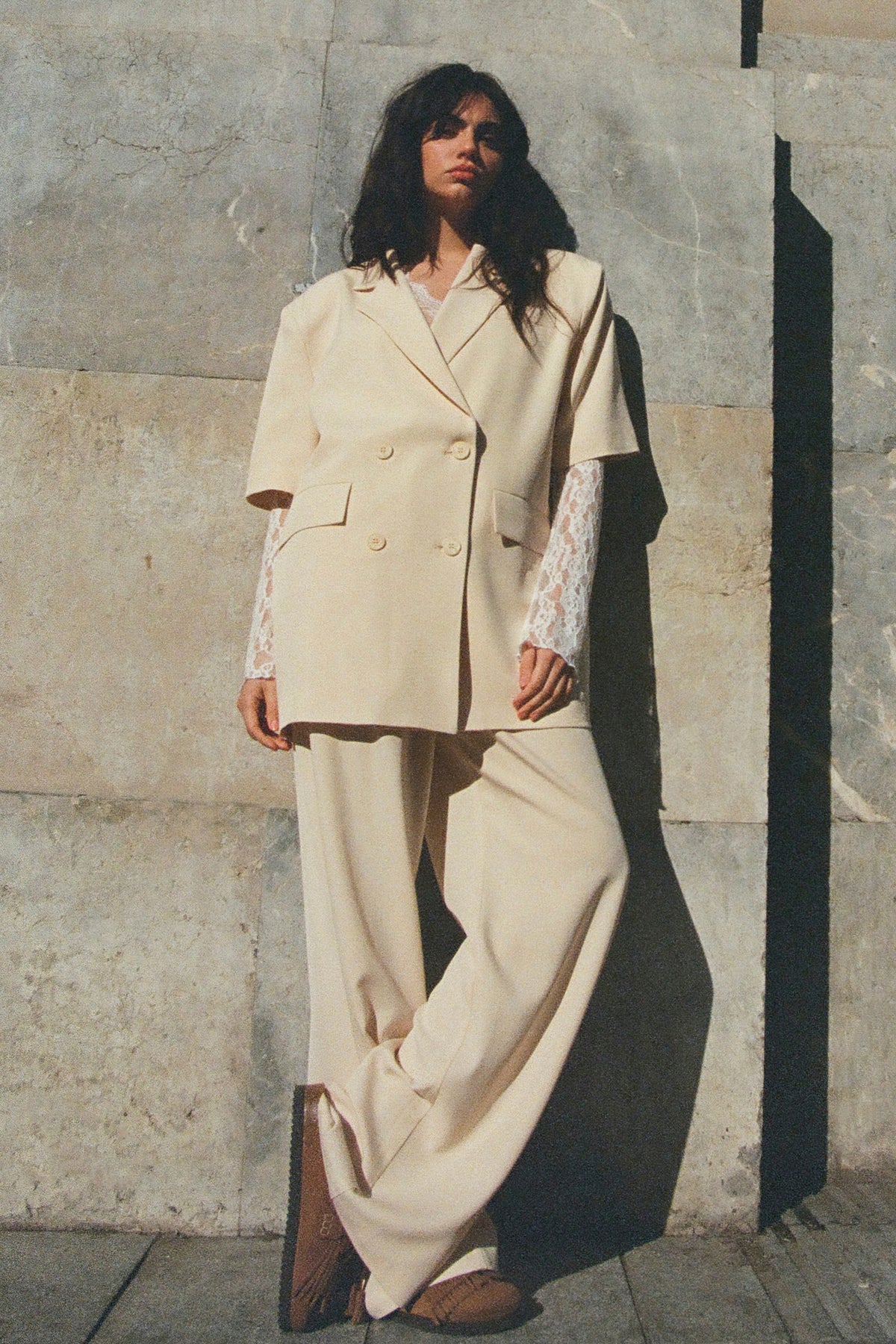 Studio Amaya Jackie beige broek met rechte snit en tailleband, zichtbaar op de afbeelding.