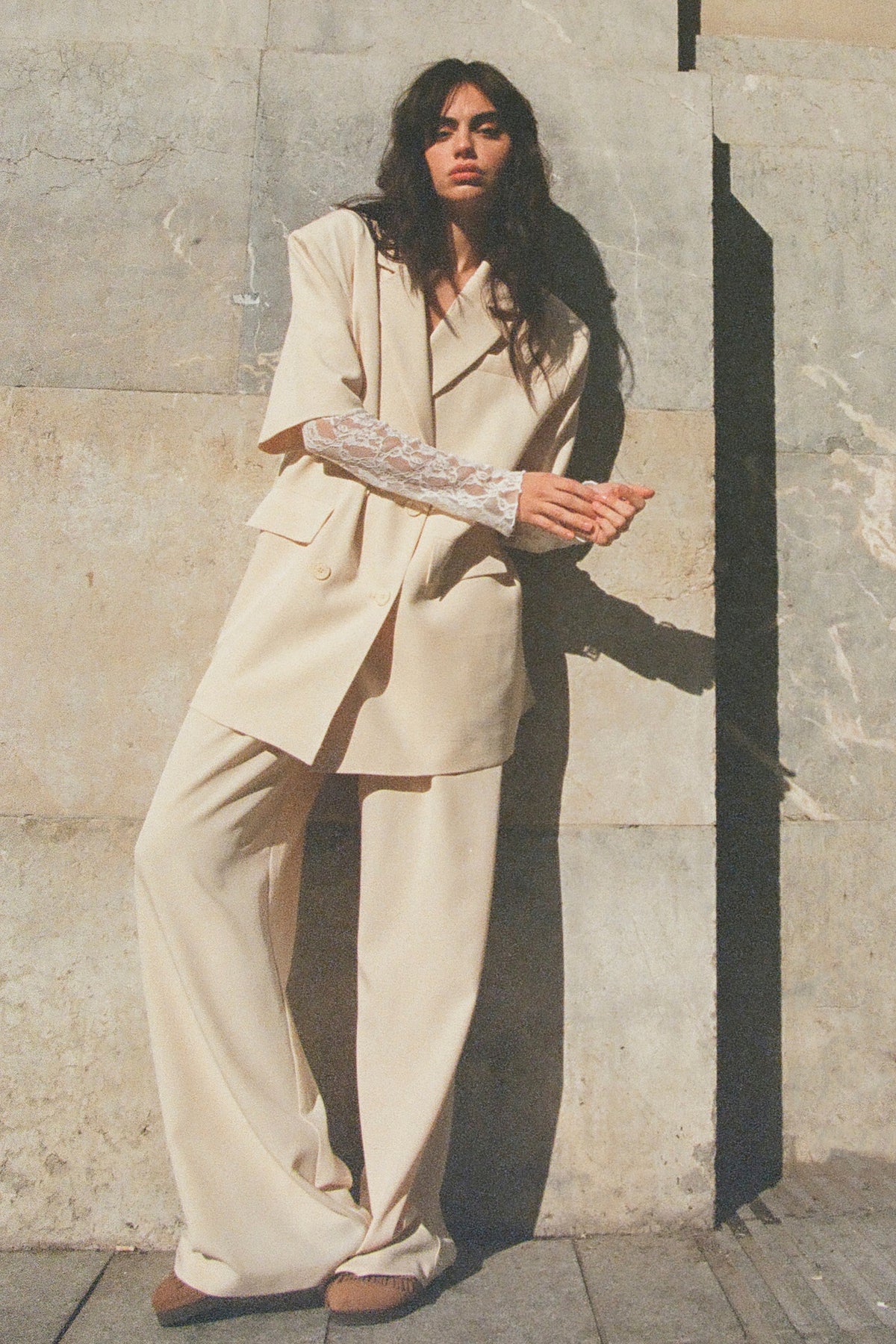 Beige Jackie broek van Studio Amaya, rechte pasvorm en casual stijl, zichtbaar op een model.