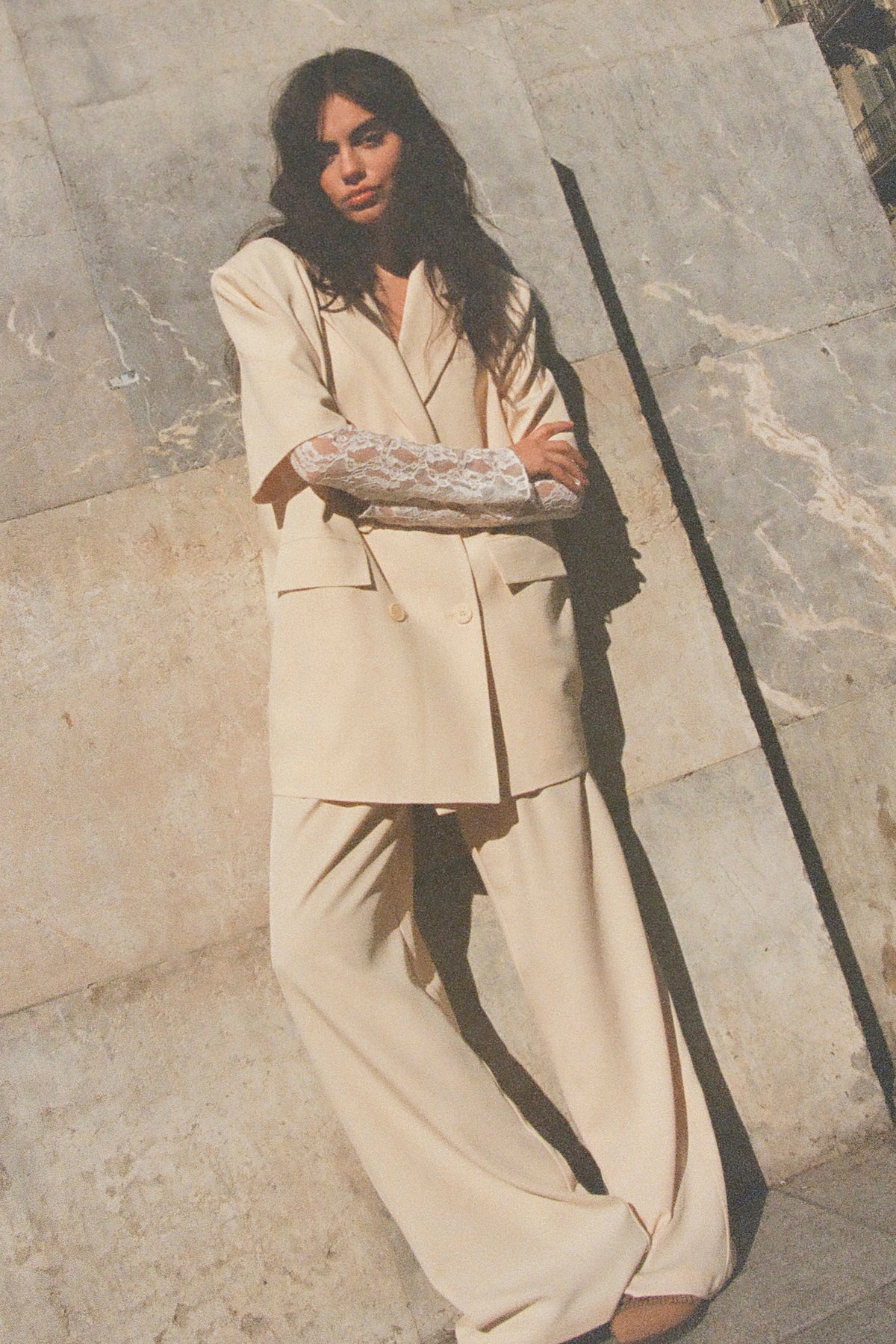 Beige Jackie broek van Studio Amaya met een losse pasvorm en elastische tailleband, getoond op een model.