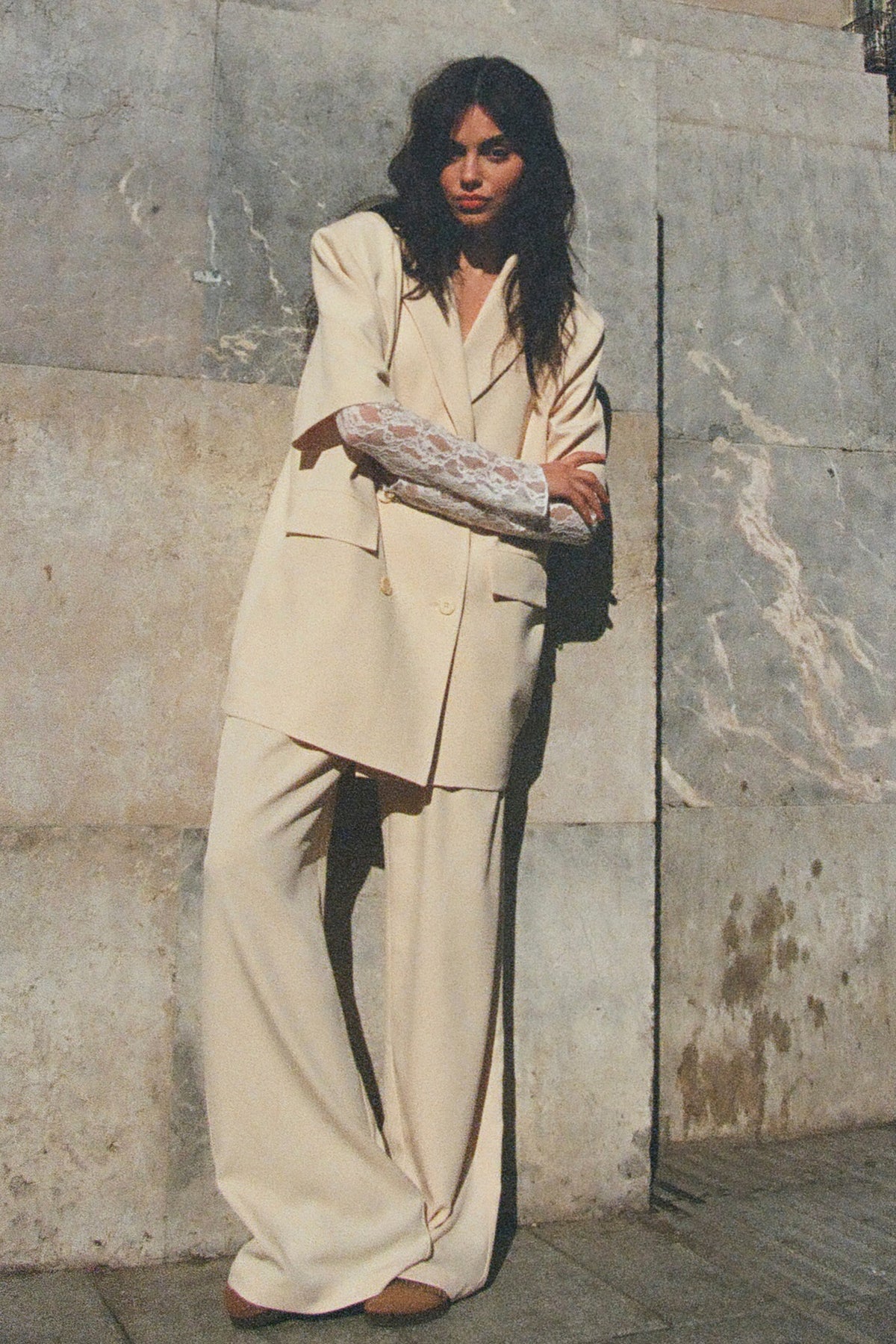 Lichte beige Jackie broek van Studio Amaya, zichtbaar inclusief tailleband en vloeiende stof, geschikt voor casual en elegante looks.