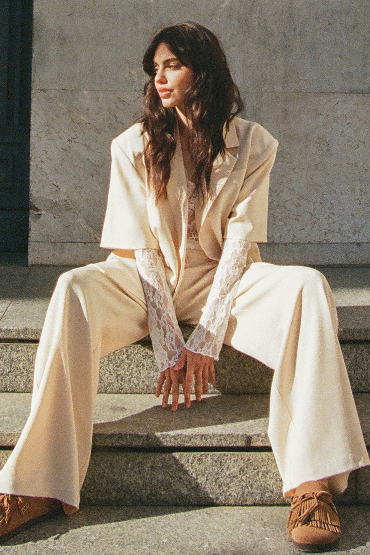Beige Jackie broek van Studio Amaya, getoond op een model, met een losse pasvorm en elastische tailleband.