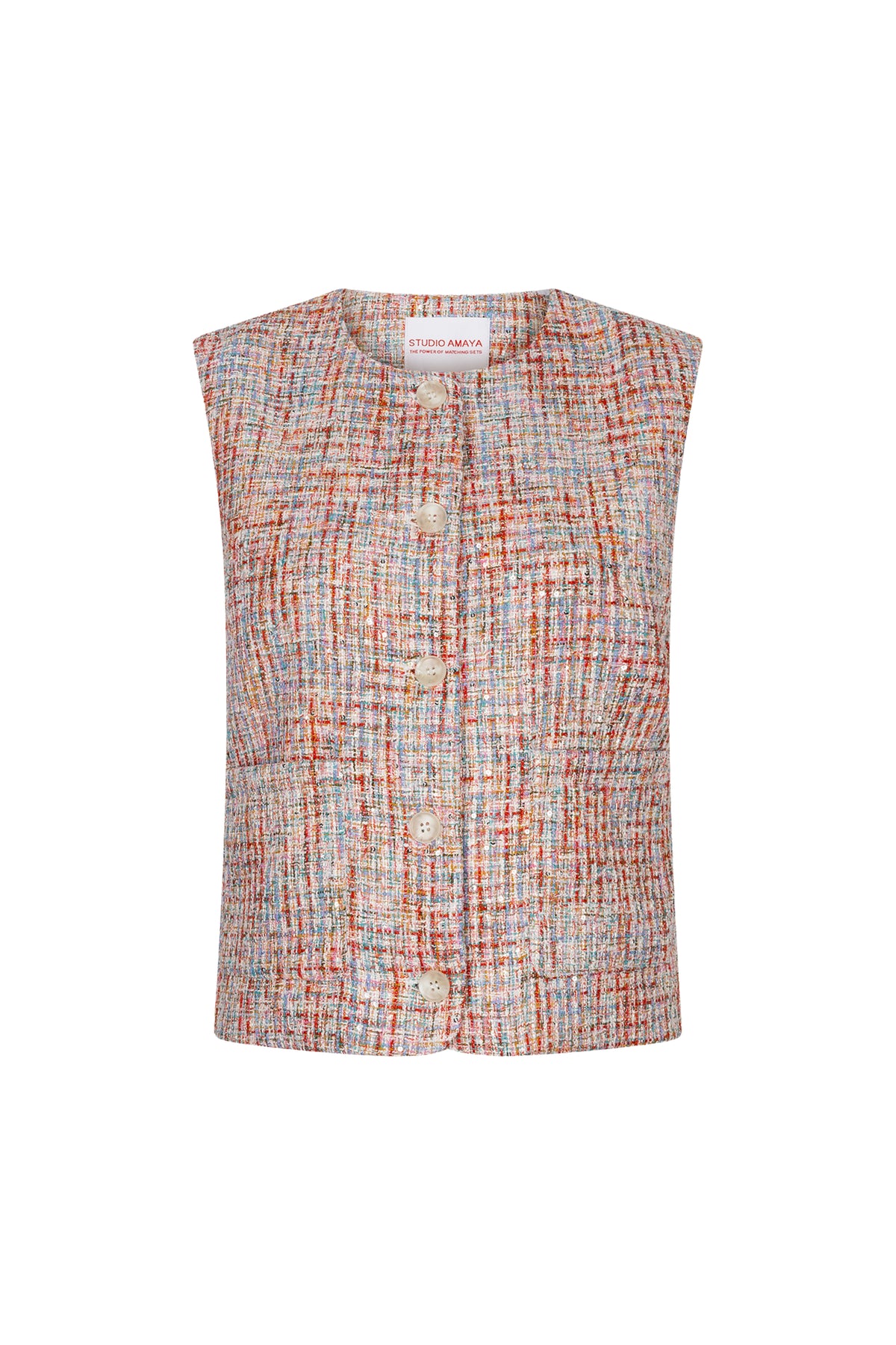 Gilet Coco Multi Print van Studio Amaya met kleurrijke prints, gedragen door een model, close-up van het modieuze design.