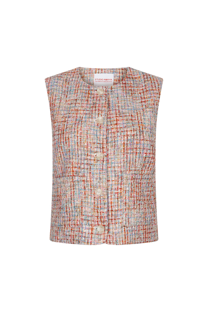 Gilet Coco Multi Print van Studio Amaya met kleurrijke prints, gedragen door een model, close-up van het modieuze design.