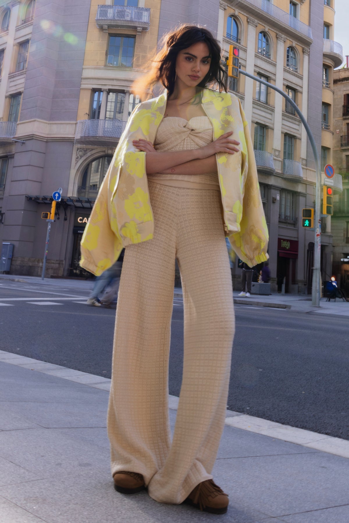 Stijlvolle beige broek van Studio Amaya met een losse pasvorm en elastische taille, gedragen door een model.