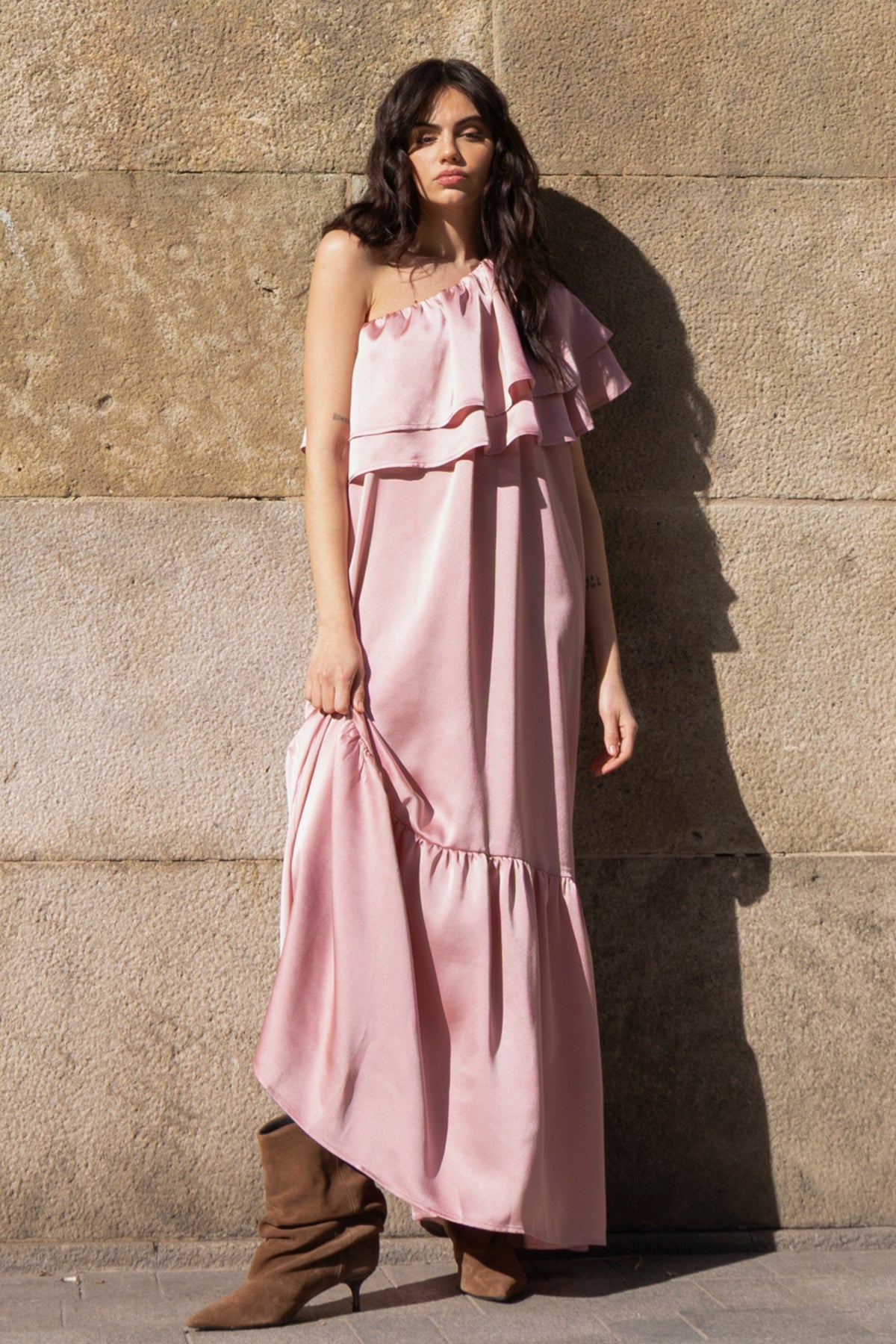 Lichte roze jurk met linnen stof van Studio Amaya, elegant ontwerp en comfortabele pasvorm zichtbaar in de afbeelding.