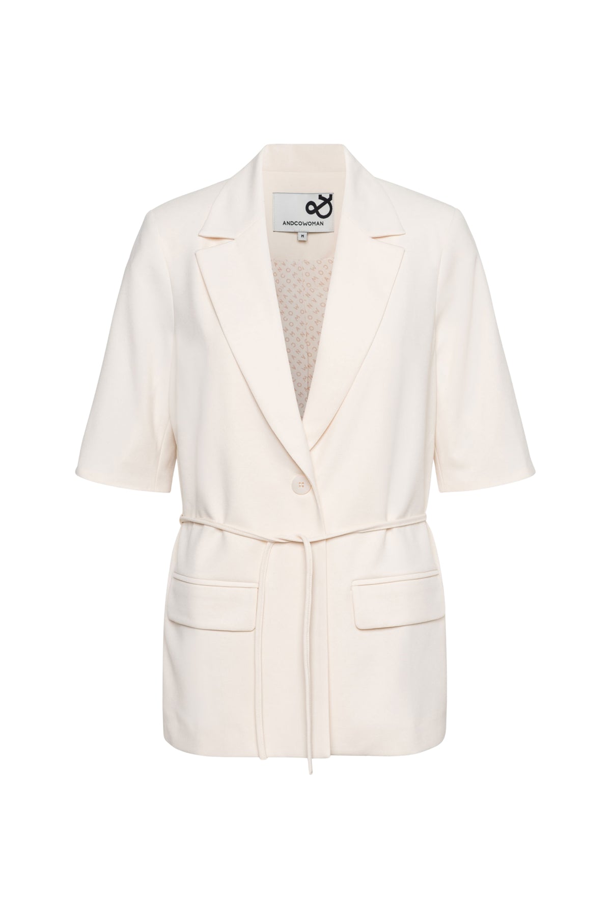 Lichtbeige blazer Gina Vanilla van &Co woman, getoond op een model met knoopsluiting en reverskraag.