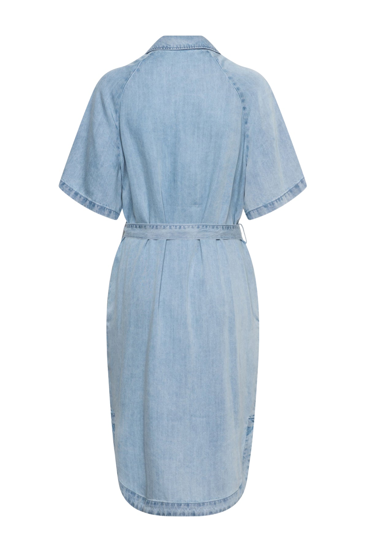 Lichte denim jurk Jacklyn van &Co woman met lange mouwen en knoopsluiting, gedragen door een model op de foto.